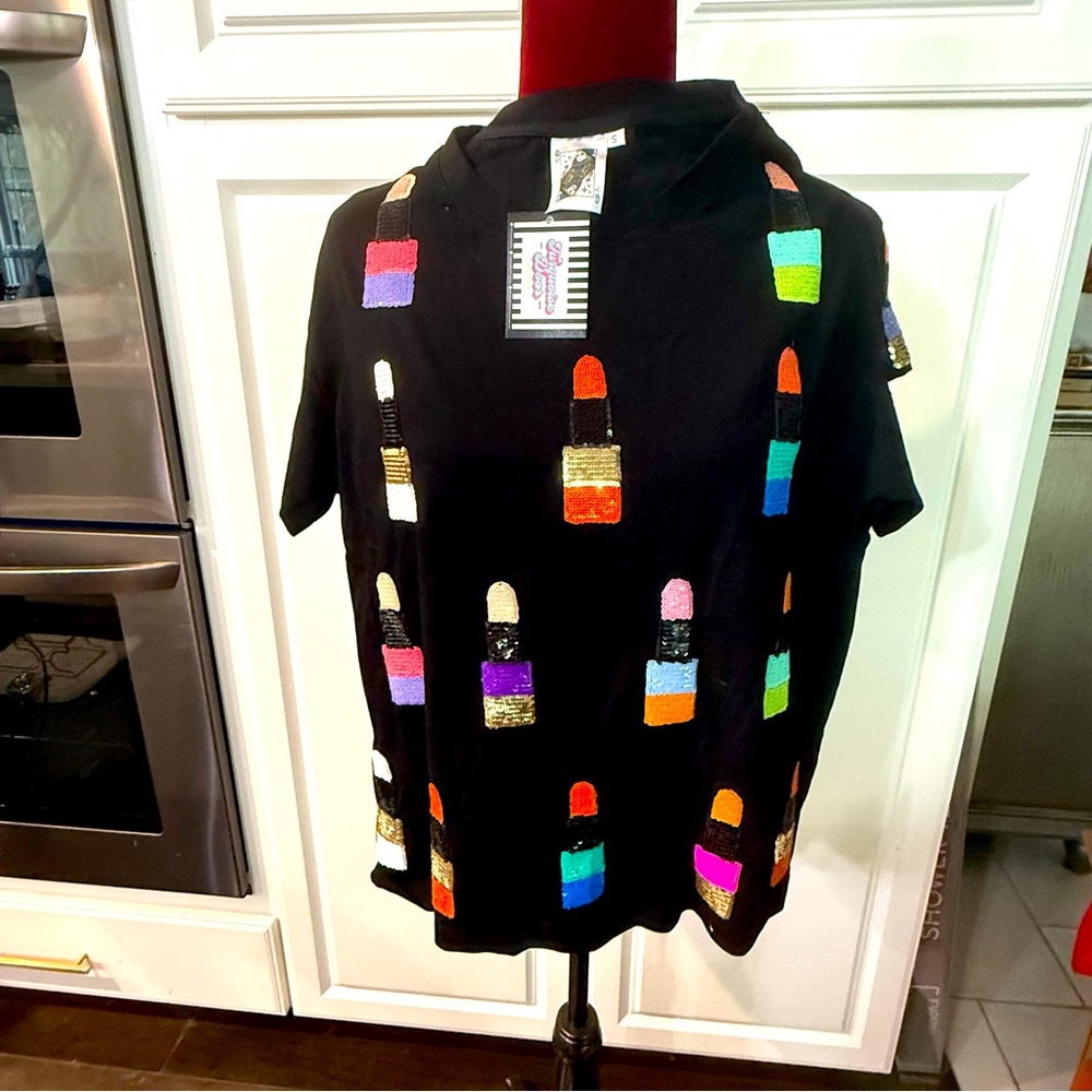 QUEEN OF SPARKLES Black Tee with Multicolor Lipstick Design - New